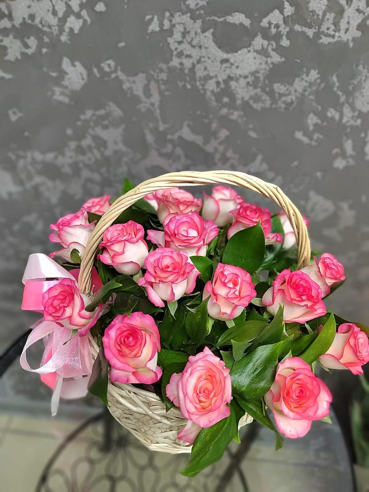 Цветочная композиция из Розы в корзине в Раздольном Новосибирской области