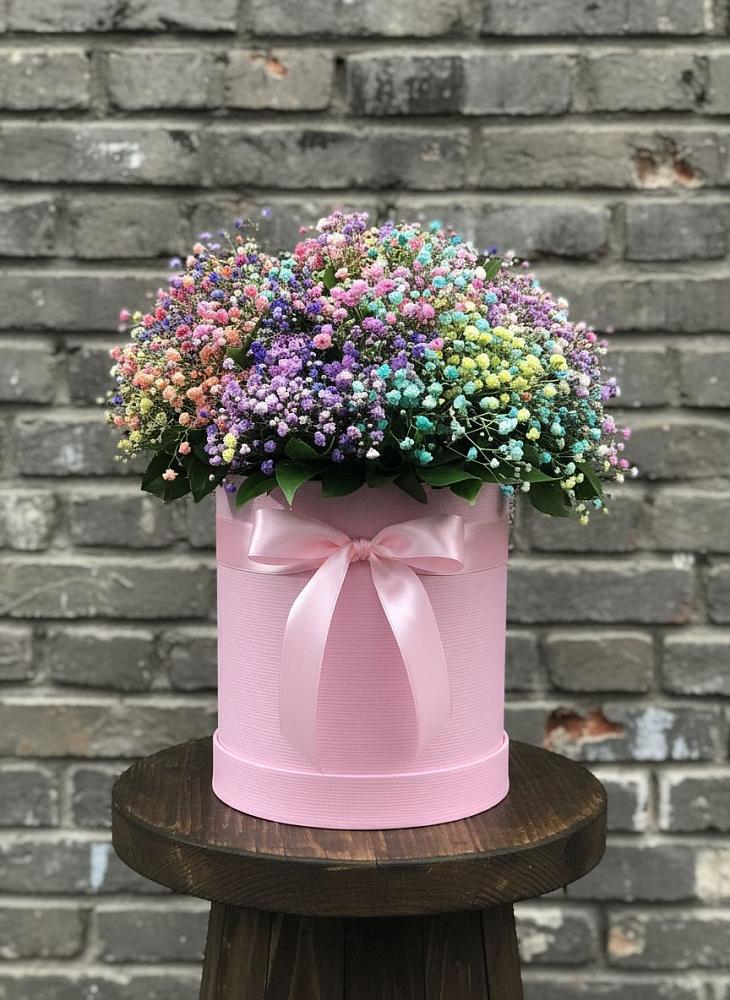 Цветочная композиция из Гипсофила и Розы в шляпной коробке в Раздольном Новосибирской области