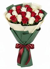 Букет Микс из красных и белых роз в Раздольном Новосибирской области