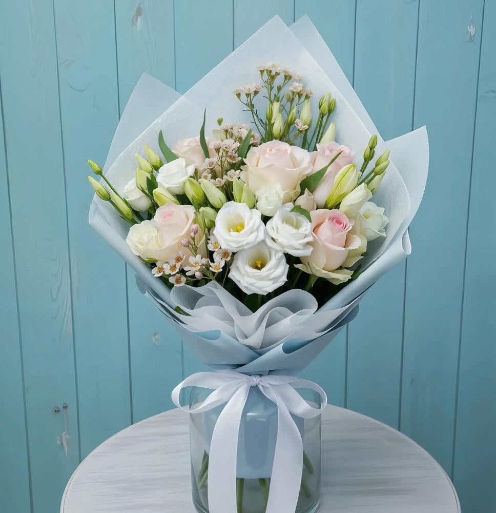 Букет цветов из: Розы и Лизиантусы в Раздольном Новосибирской области