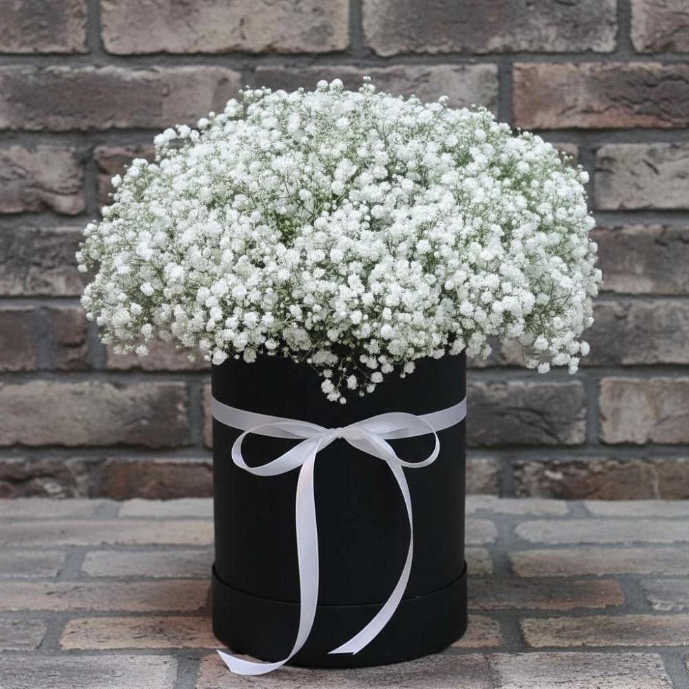 Цветочная композиция из Гипсофила в шляпной коробке в Раздольном Новосибирской области