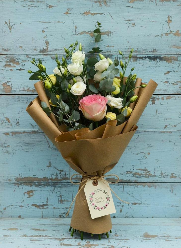 Букет цветов из: Розы и Лизиантусы в Раздольном Новосибирской области