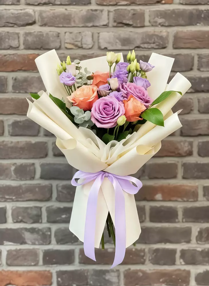 Букет цветов из: Лизиантусы и Розы в Раздольном Новосибирской области