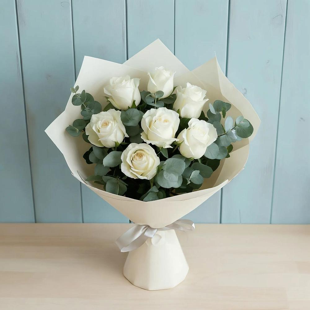 Букет Белые розы в Эвкалипте в Раздольном Новосибирской области