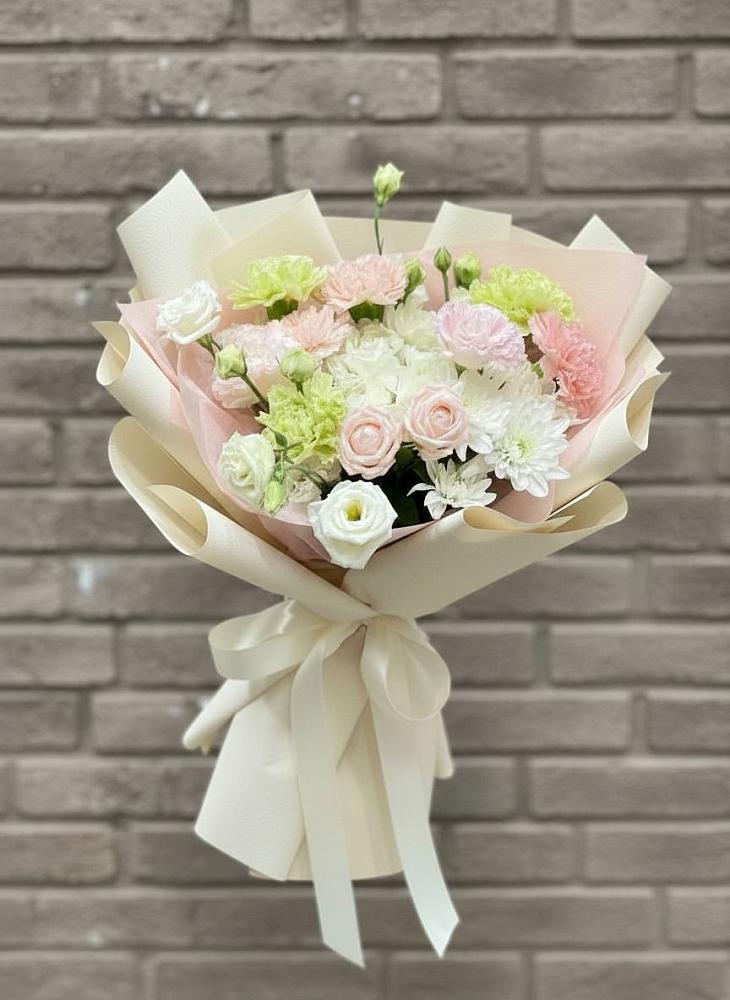 Букет цветов из: Гвоздики, Розы, Лизиантусы и Хризантемы в Раздольном Новосибирской области