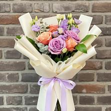 Букет цветов из:  Лизиантусы и Розы в Раздольном Новосибирской области