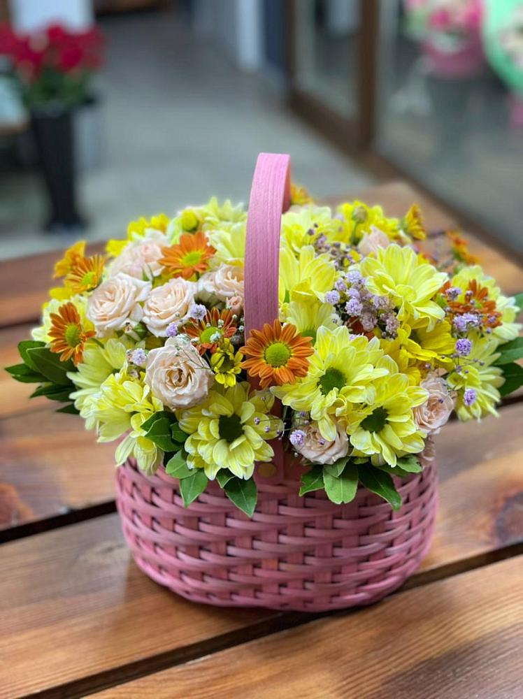 Цветочная композиция из Хризантемы и Розы в корзине в Раздольном Новосибирской области