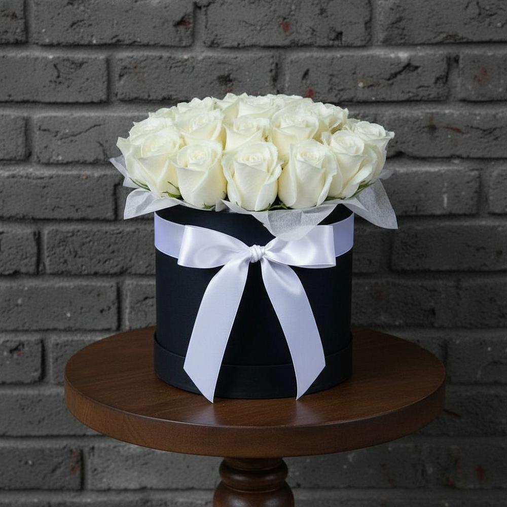 Цветочная композиция из Розы в шляпной коробке в Раздольном Новосибирской области