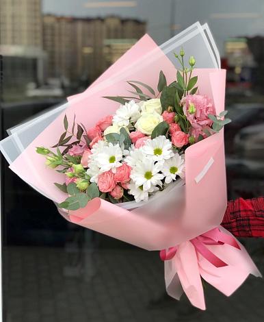 Букет цветов из: Розы, Лизиантусы и Хризантемы в Раздольном Новосибирской области