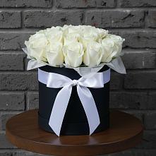 Цветочная композиция из Розы в шляпной коробке в Раздольном Новосибирской области