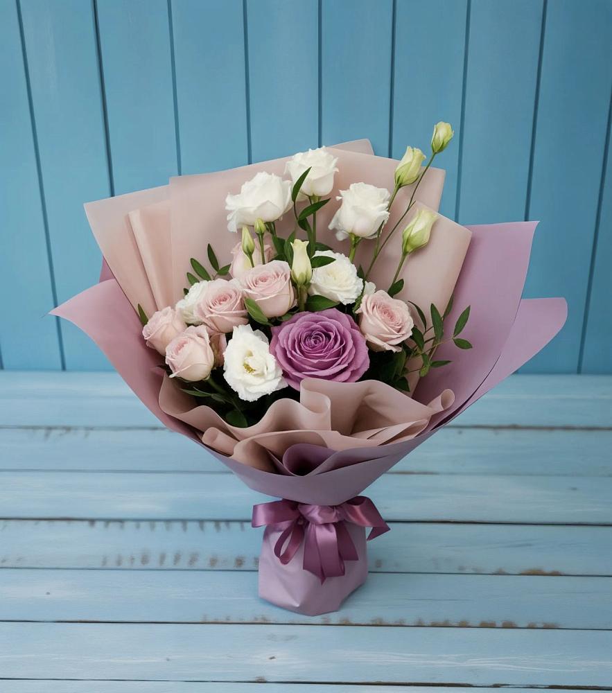 Букет цветов из: Розы и Лизиантусы в Раздольном Новосибирской области